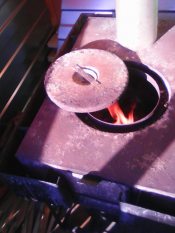 В печурке тлеют угольки.