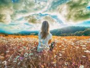 Облака над ромашковым лугом